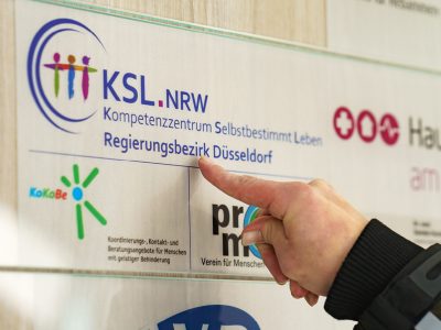 Schild_KSL Eine Hand zeigt auf einem Schild auf die Worte: KSL